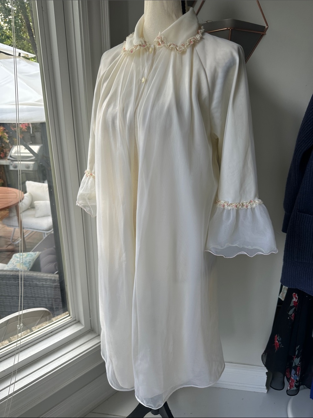 VINTAGE Off-White Ivory Lace-Trim Bell Sleeve Dressing Gown Robe Bridal Sz Small